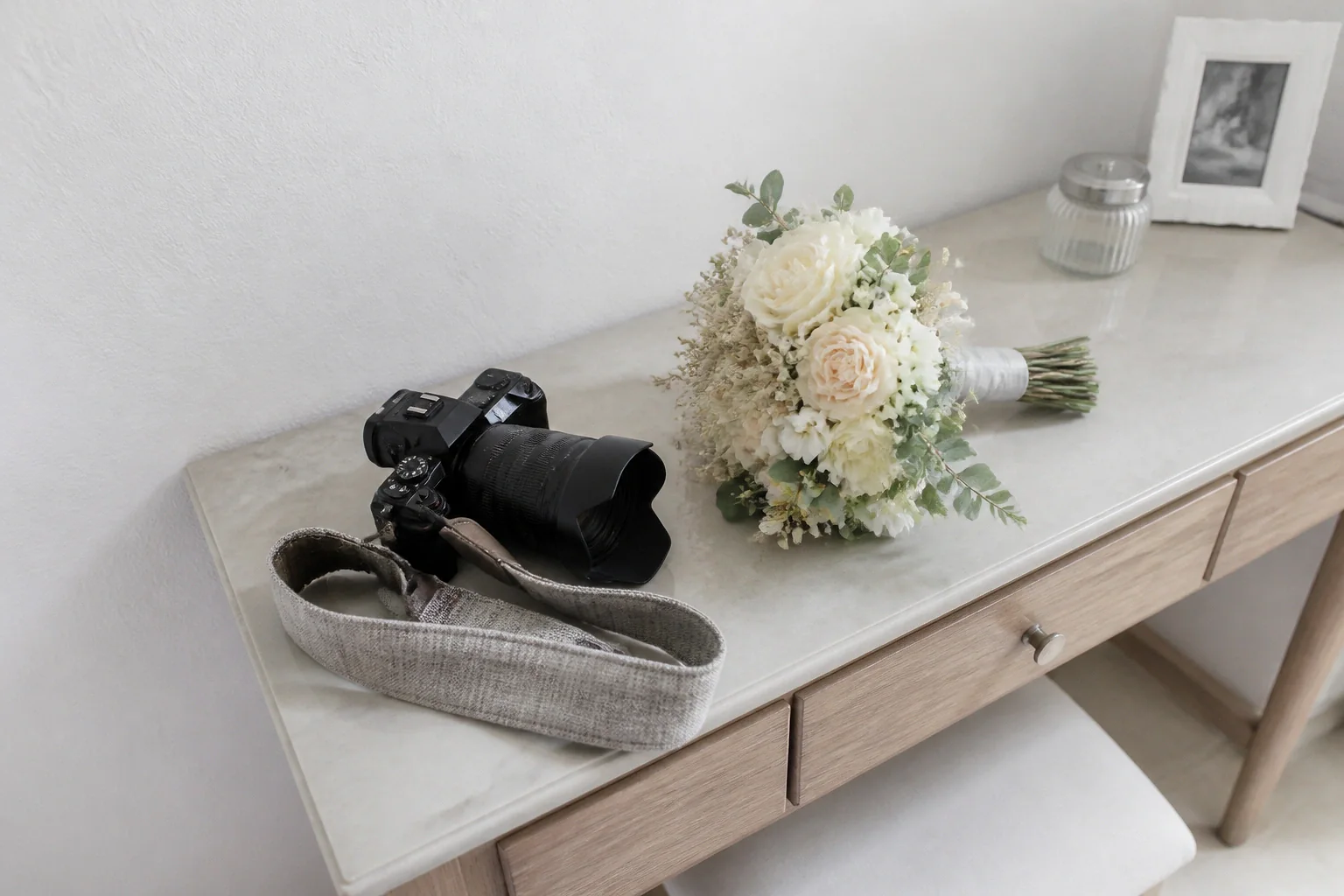 Appareil photo et accessoires de reportage de mariage — illustration générée par IA