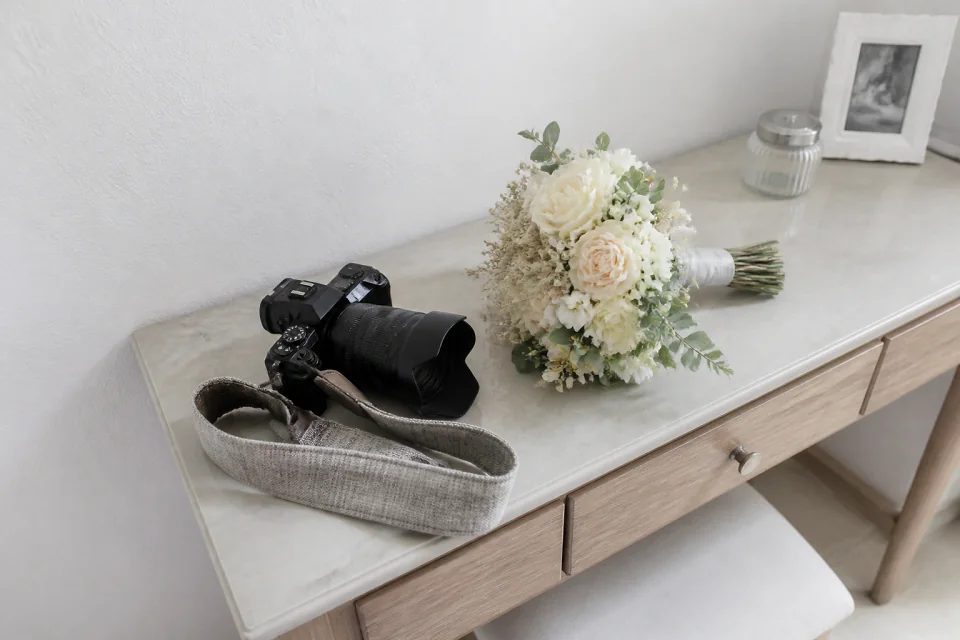 Appareil photo et accessoires de reportage de mariage — illustration générée par IA