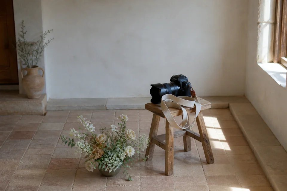 Appareil photo et accessoires de reportage de mariage — illustration générée par IA