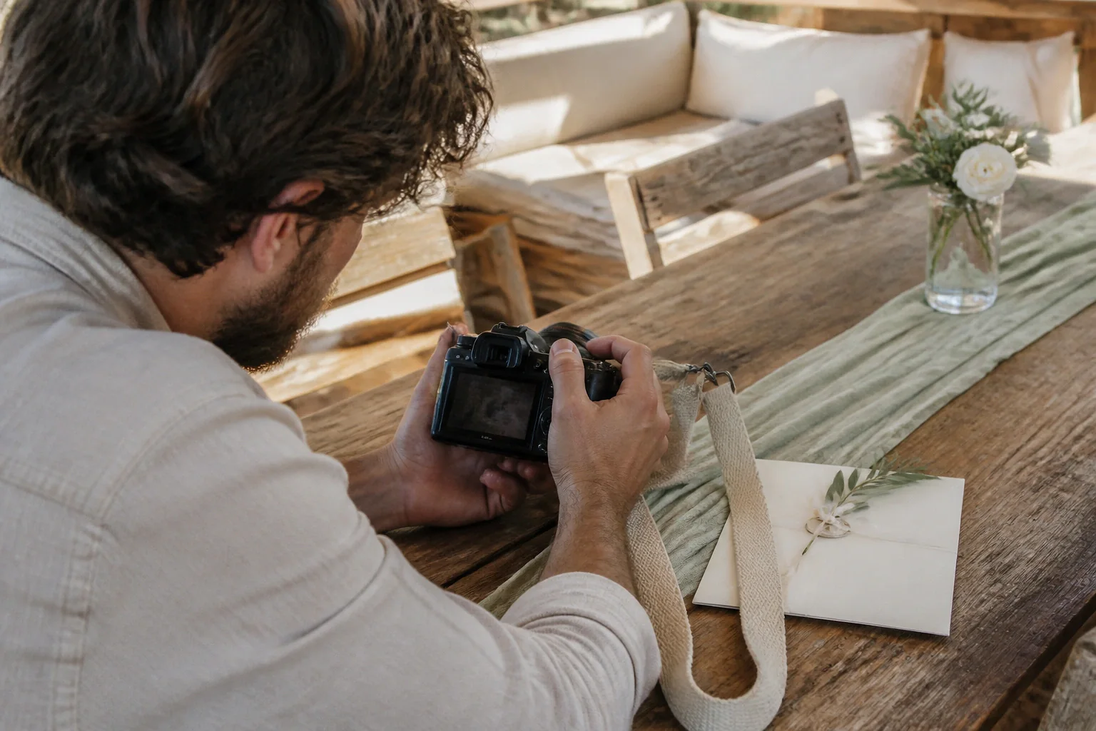 Appareil photo et accessoires de reportage de mariage — illustration générée par IA