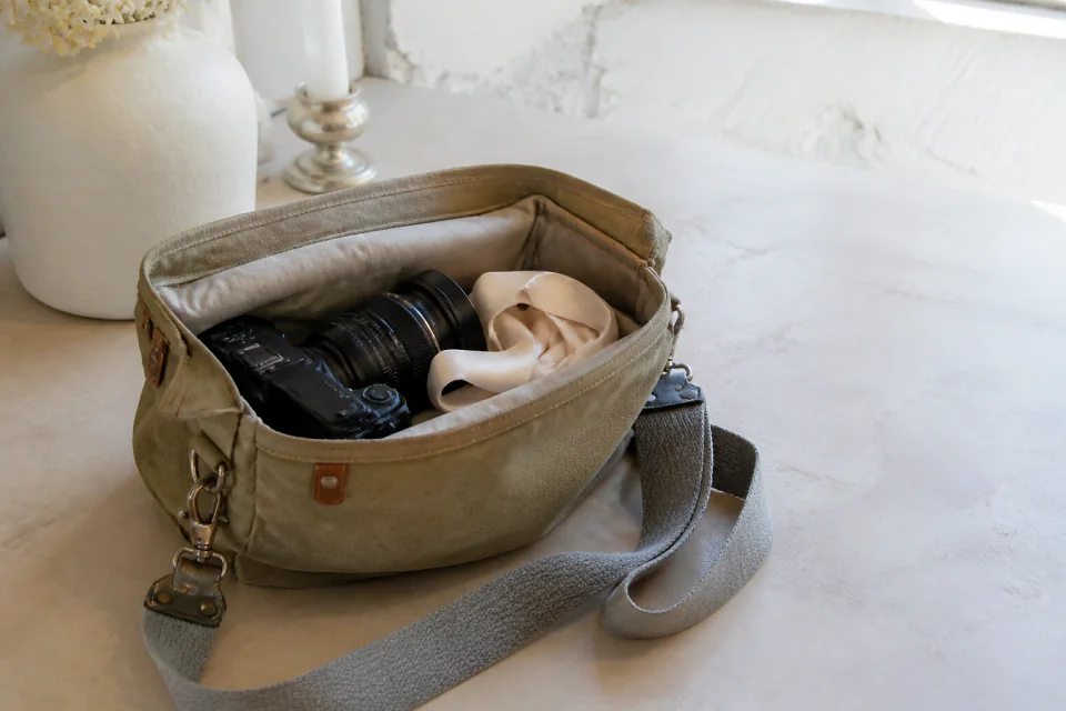 Appareil photo et accessoires de reportage de mariage — illustration générée par IA