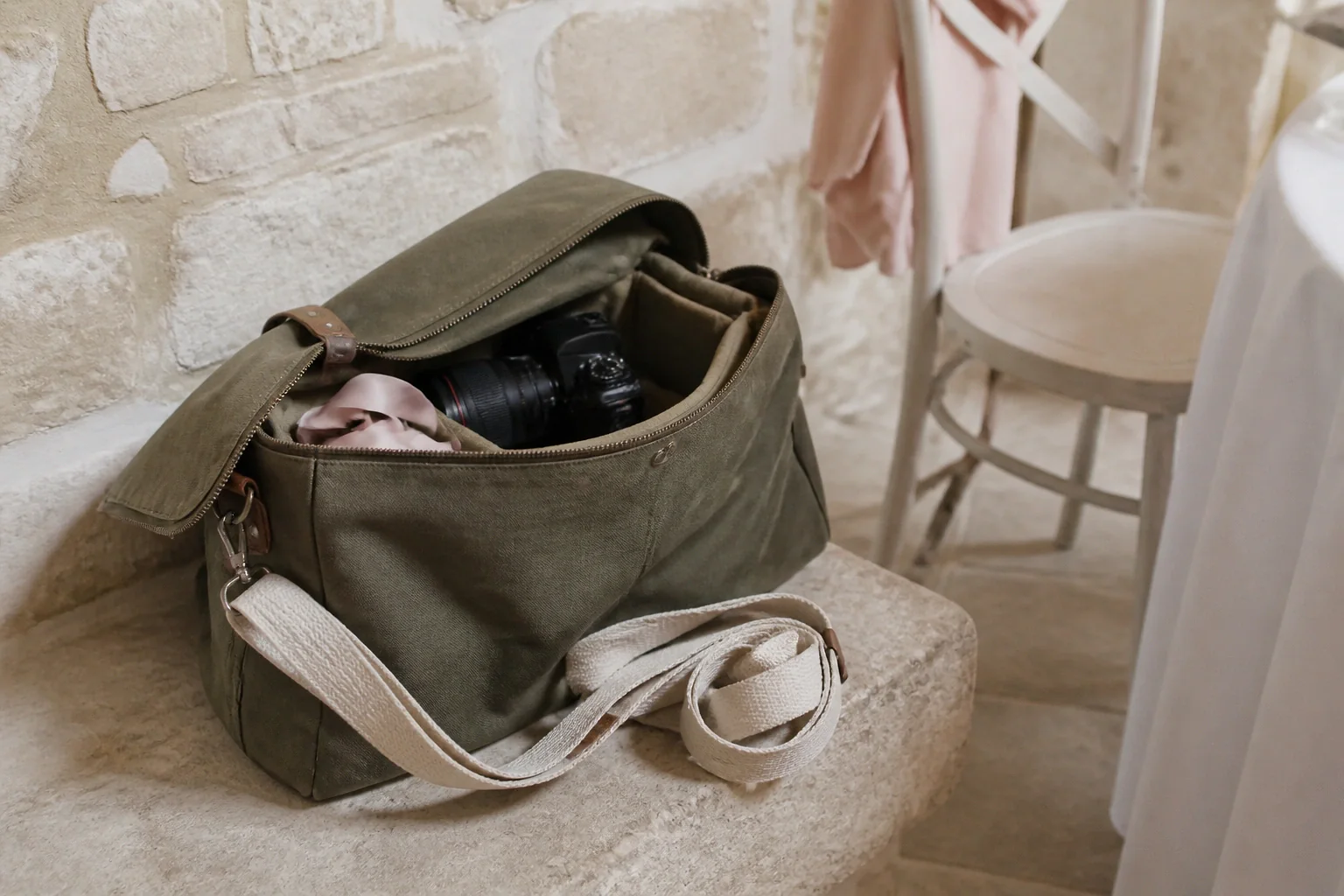 Appareil photo et accessoires de reportage de mariage — illustration générée par IA