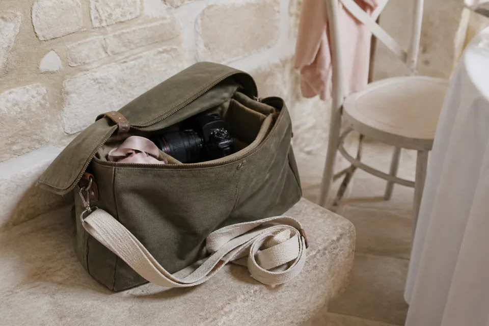 Appareil photo et accessoires de reportage de mariage — illustration générée par IA