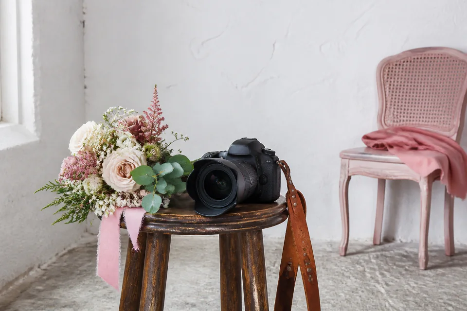 Appareil photo et accessoires de reportage de mariage — illustration générée par IA
