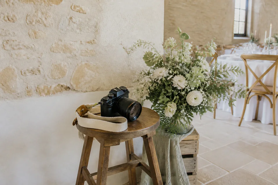 Appareil photo et accessoires de reportage de mariage — illustration générée par IA