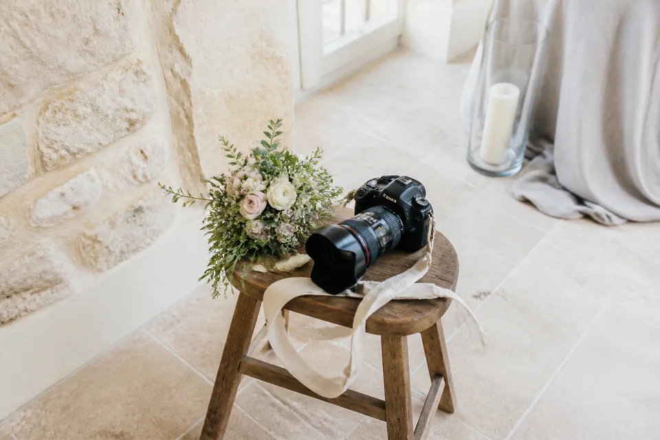 Appareil photo et accessoires de reportage de mariage — illustration générée par IA