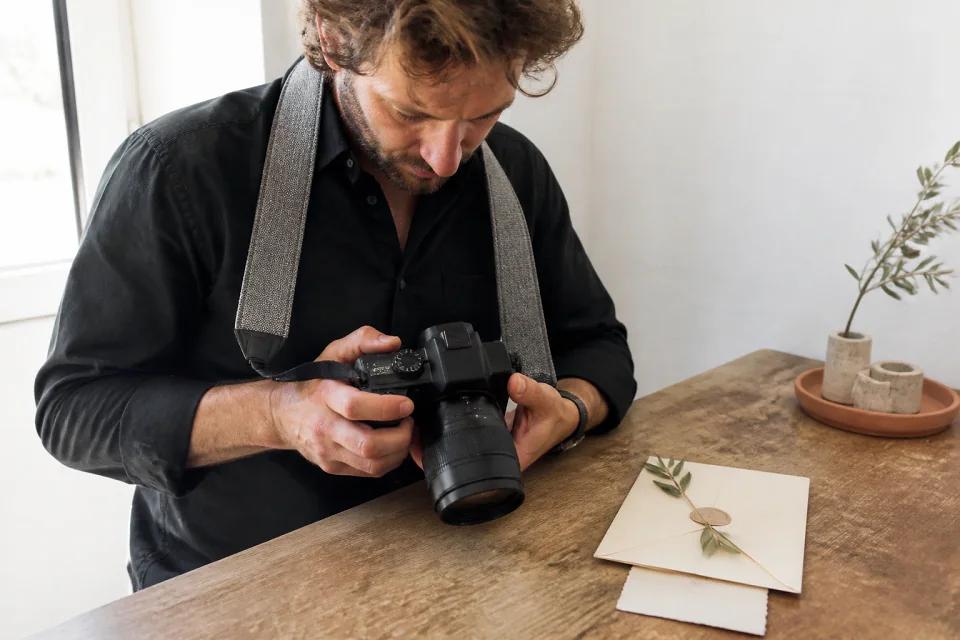 Appareil photo et accessoires de reportage de mariage — illustration générée par IA