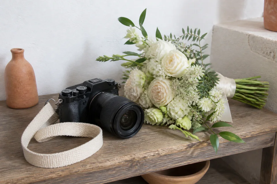 Appareil photo et accessoires de reportage de mariage — illustration générée par IA