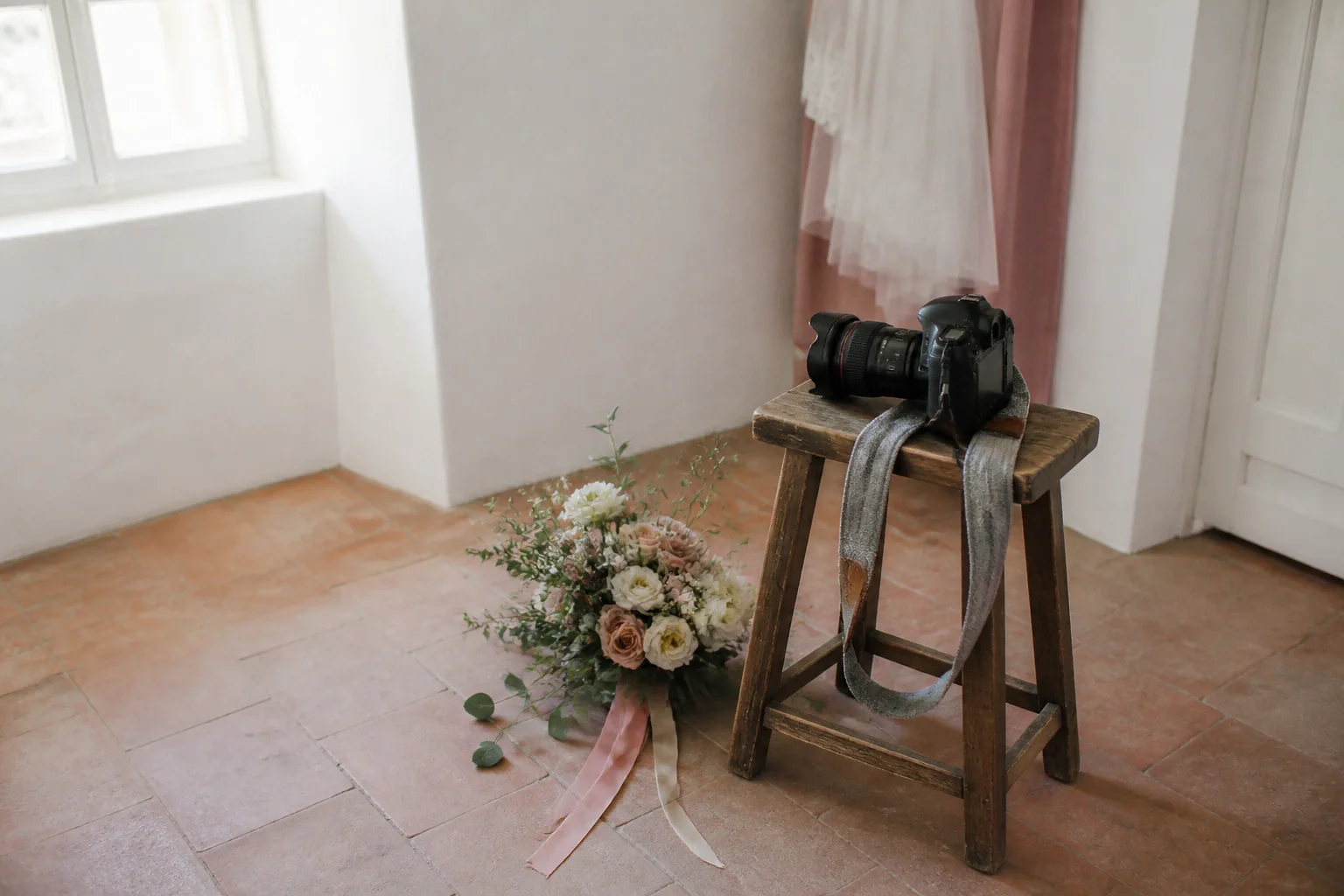 Appareil photo et accessoires de reportage de mariage — illustration générée par IA