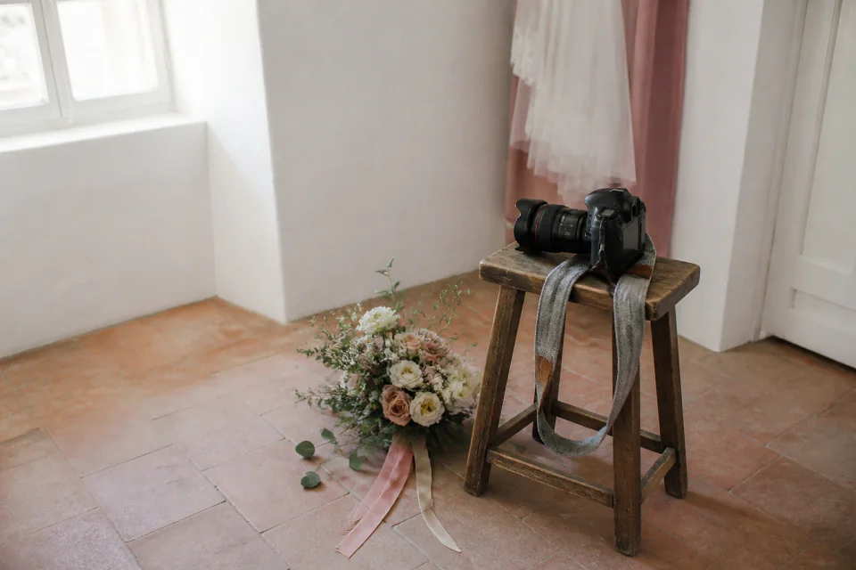 Appareil photo et accessoires de reportage de mariage — illustration générée par IA