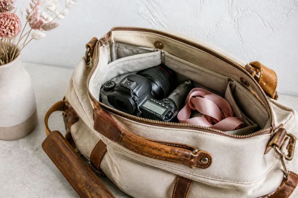 Appareil photo et accessoires de reportage de mariage — illustration générée par IA