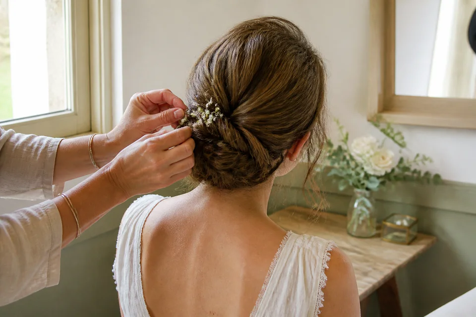 Coiffure de cérémonie vue pendant la préparation — illustration générée par IA