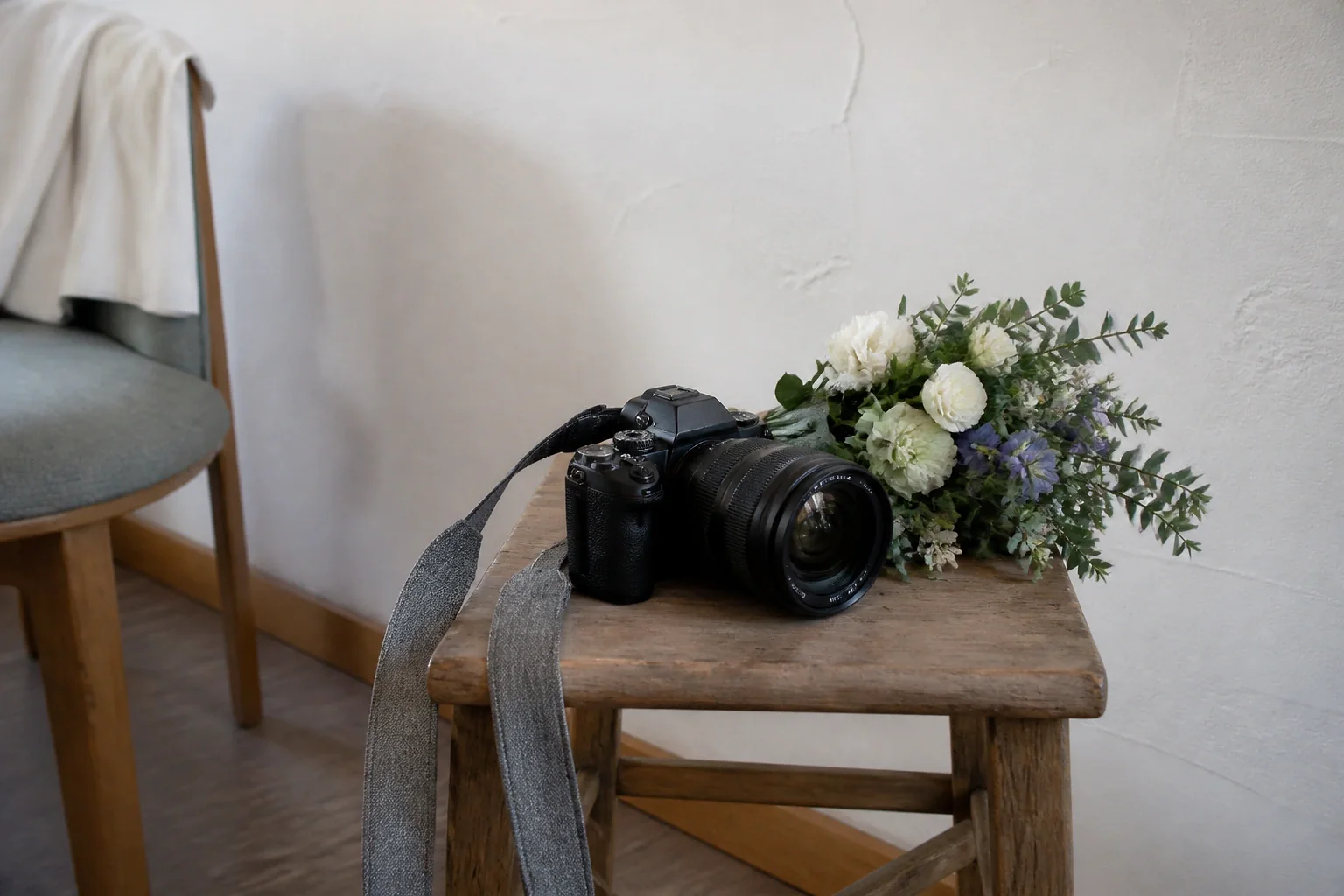 Appareil photo et accessoires de reportage de mariage — illustration générée par IA