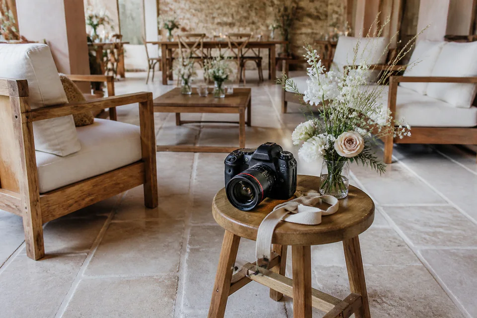 Appareil photo et accessoires de reportage de mariage — illustration générée par IA