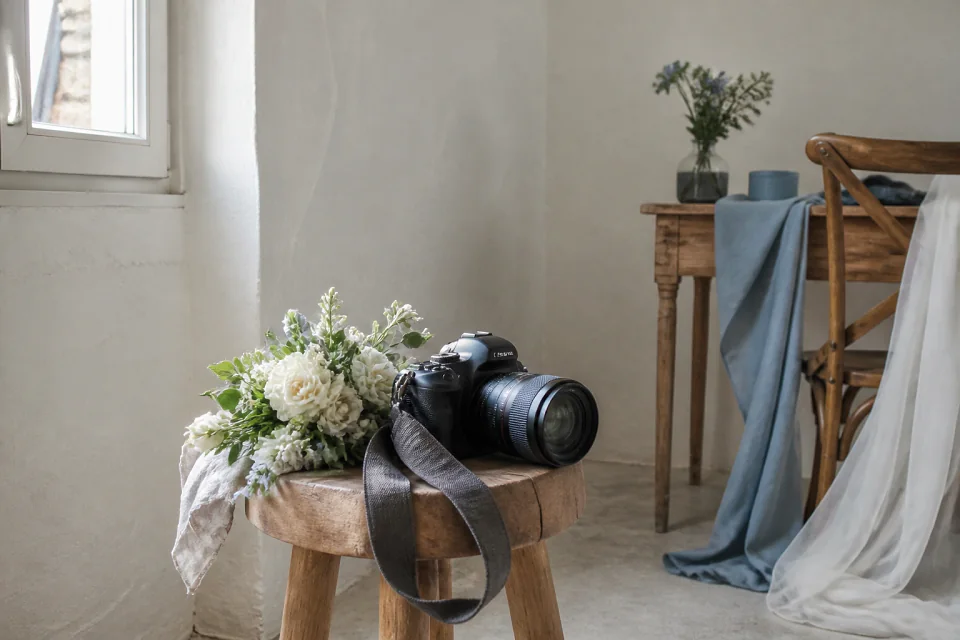 Appareil photo et accessoires de reportage de mariage — illustration générée par IA