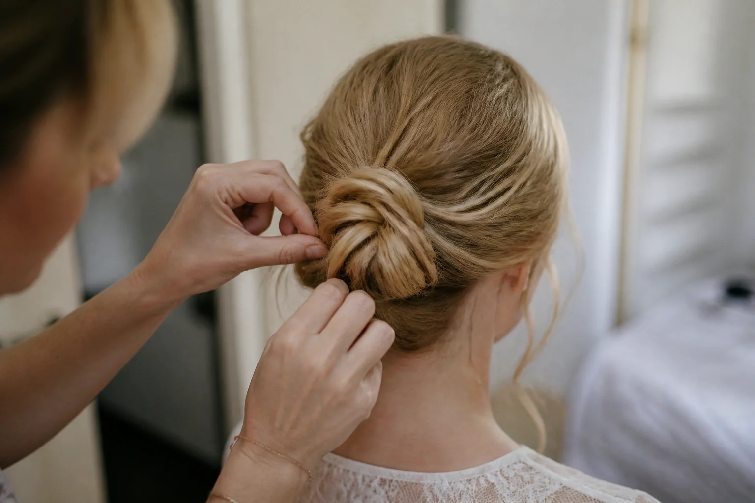 Coiffure de cérémonie vue pendant la préparation — illustration générée par IA