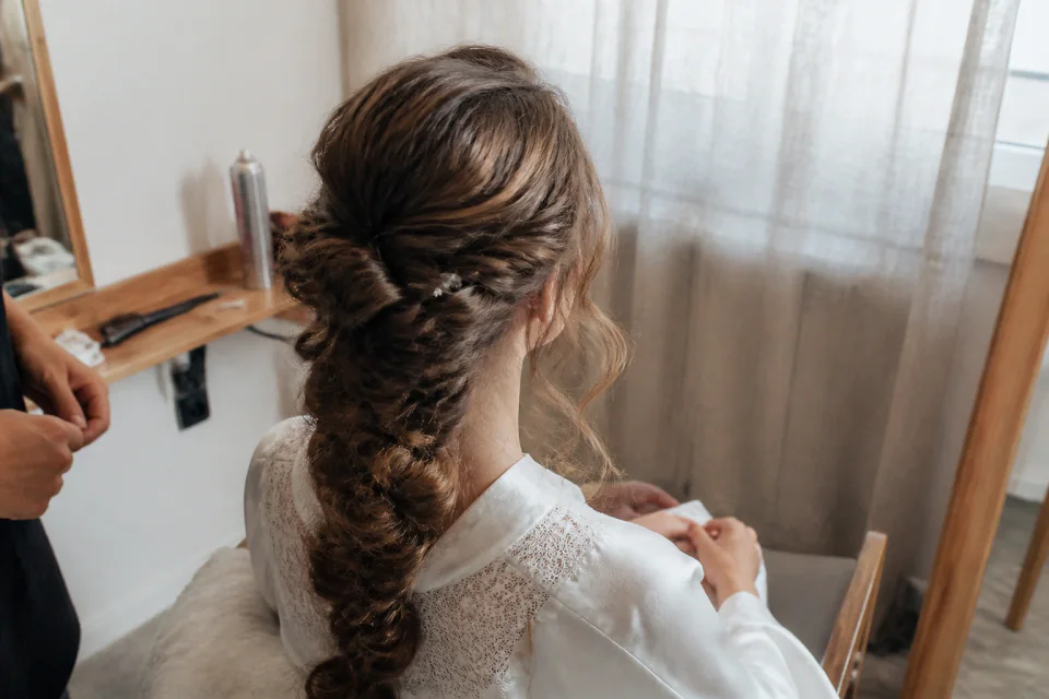 Coiffure de cérémonie vue pendant la préparation — illustration générée par IA