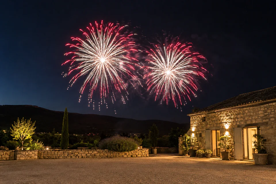 Feu d’artifice rouge et blanc au-dessus d’un domaine rural — illustration générée par IA