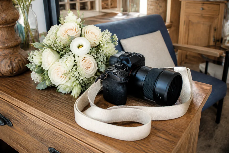 Appareil photo et accessoires de reportage de mariage — illustration générée par IA