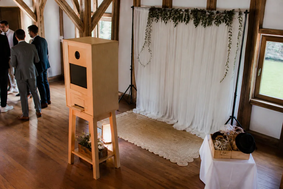 Borne photo installée pour une réception de mariage — illustration générée par IA