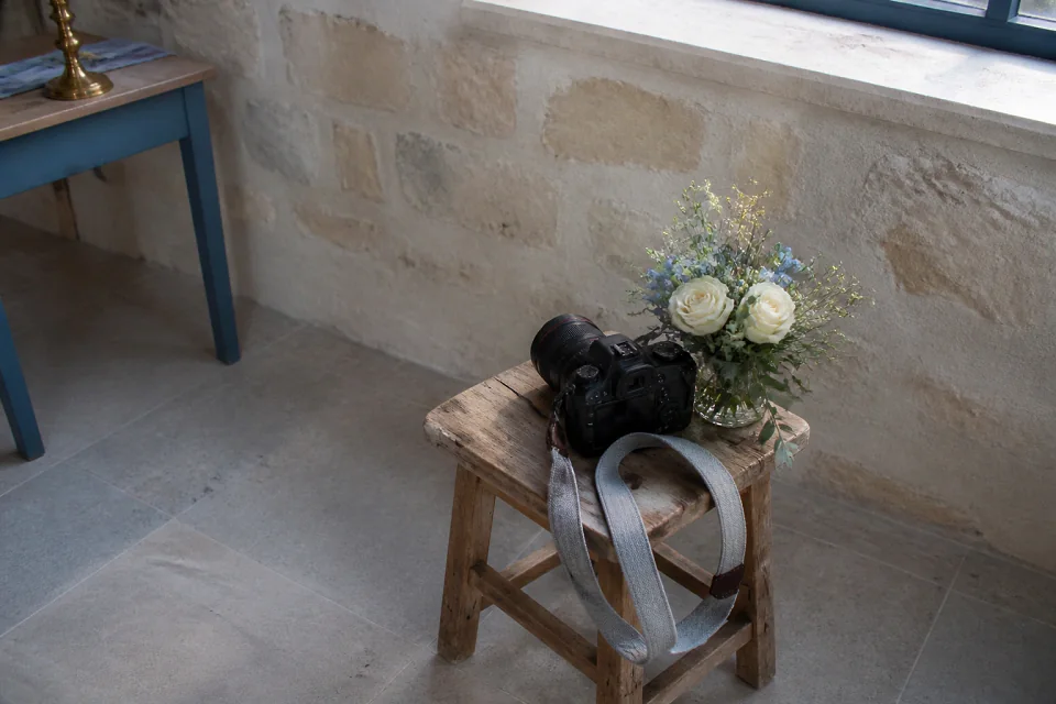 Appareil photo et accessoires de reportage de mariage — illustration générée par IA