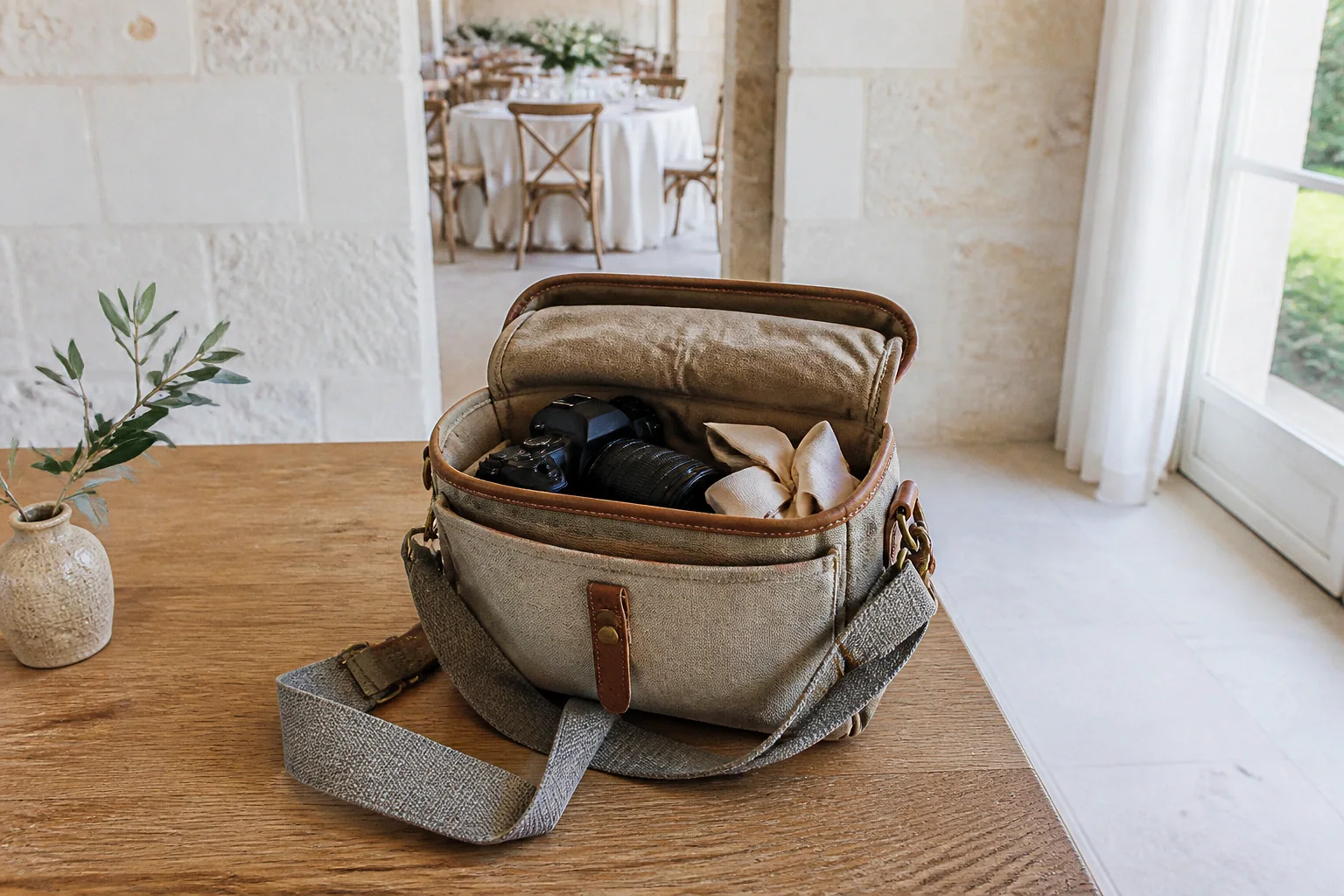 Appareil photo et accessoires de reportage de mariage — illustration générée par IA