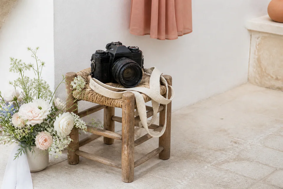 Appareil photo et accessoires de reportage de mariage — illustration générée par IA