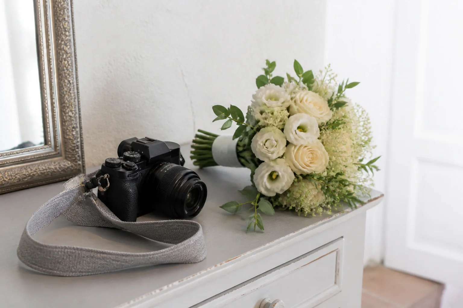 Appareil photo et accessoires de reportage de mariage — illustration générée par IA