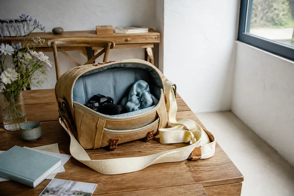 Appareil photo et accessoires de reportage de mariage — illustration générée par IA