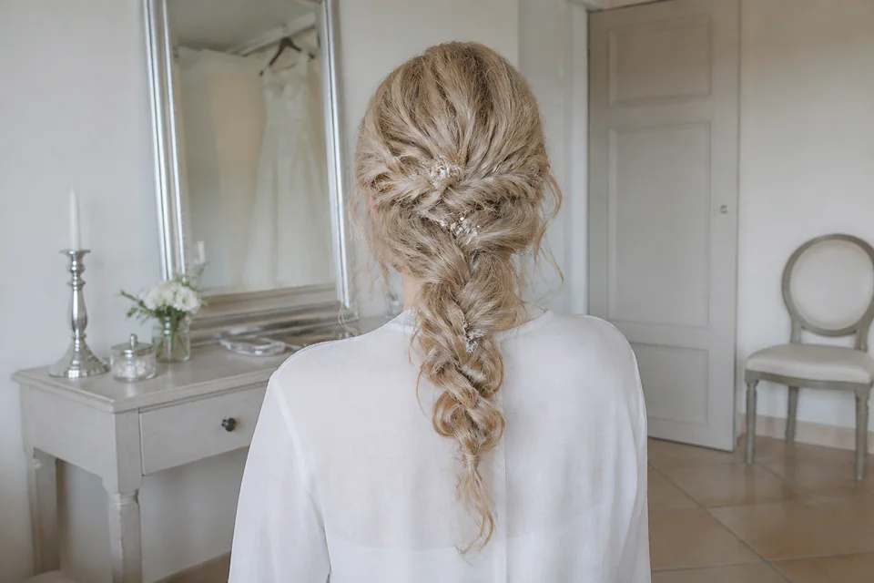 Coiffure de cérémonie vue pendant la préparation — illustration générée par IA
