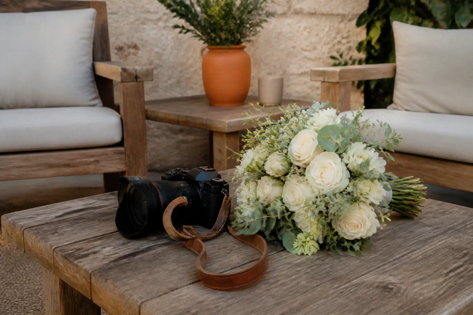 Appareil photo et accessoires de reportage de mariage — illustration générée par IA