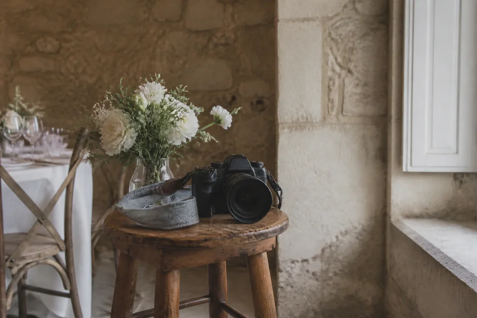 Appareil photo et accessoires de reportage de mariage — illustration générée par IA