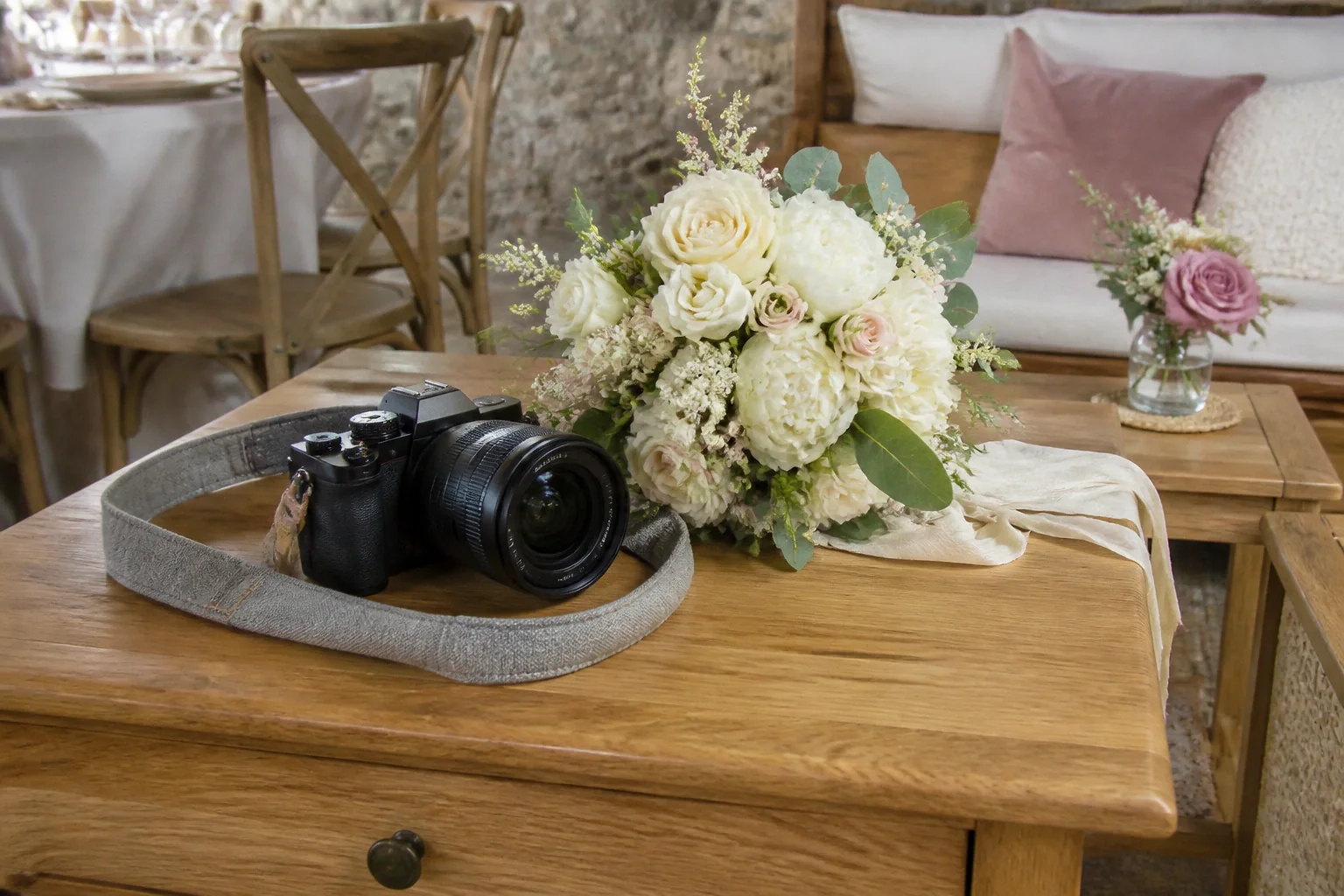 Appareil photo et accessoires de reportage de mariage — illustration générée par IA
