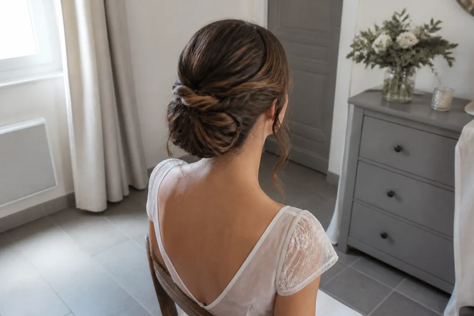 Coiffure de cérémonie vue pendant la préparation — illustration générée par IA
