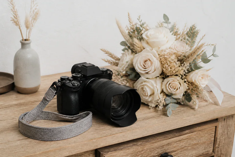 Appareil photo et accessoires de reportage de mariage — illustration générée par IA