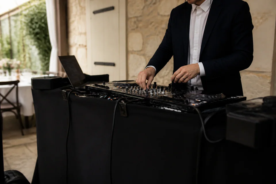 Préparation musicale d’une soirée de mariage — illustration générée par IA