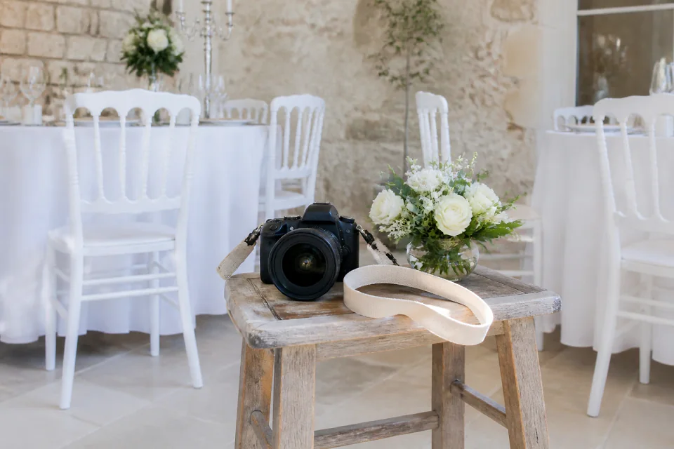 Appareil photo et accessoires de reportage de mariage — illustration générée par IA