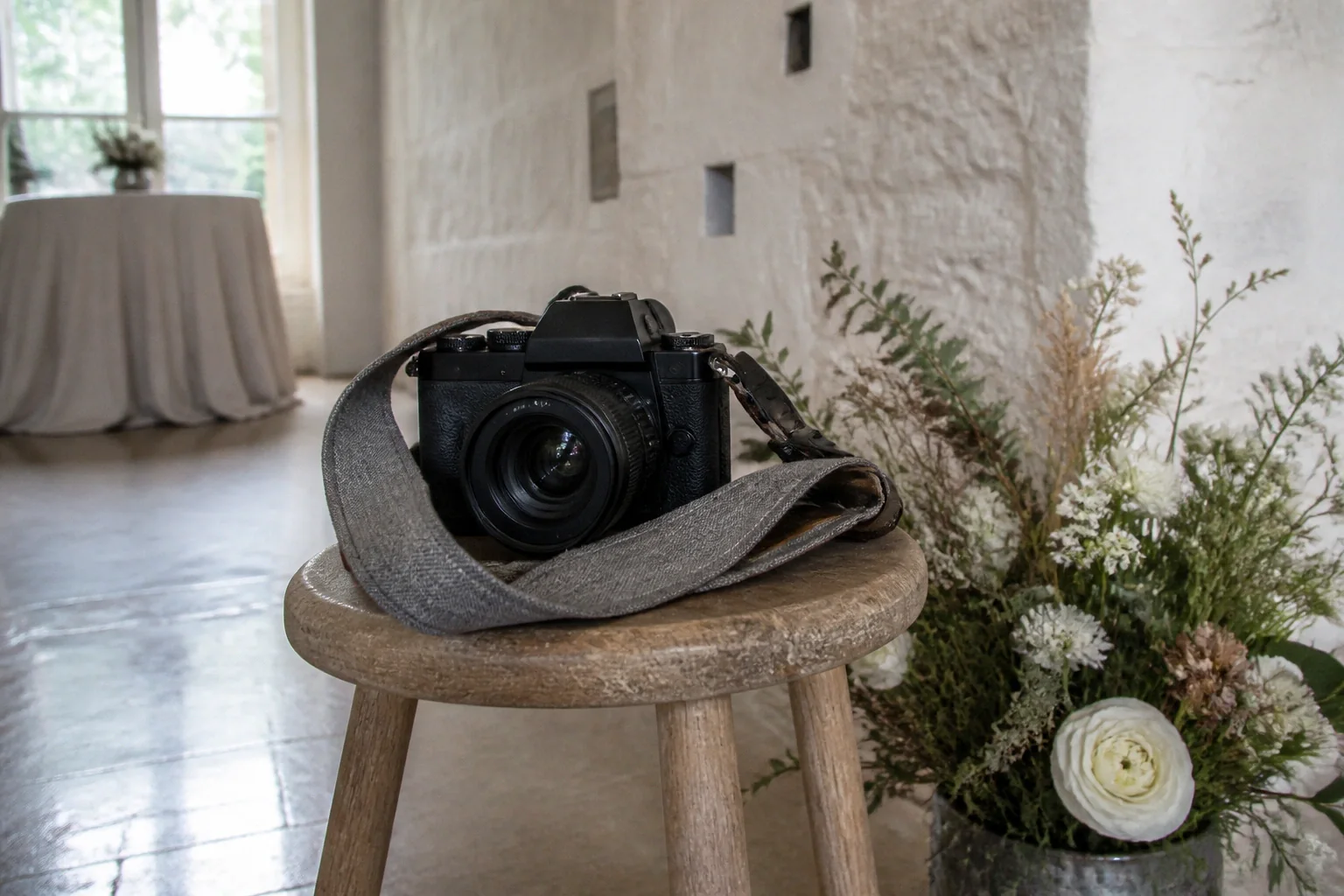Appareil photo et accessoires de reportage de mariage — illustration générée par IA