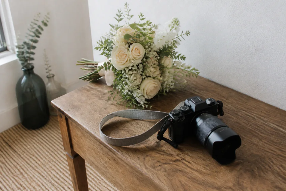 Appareil photo et accessoires de reportage de mariage — illustration générée par IA