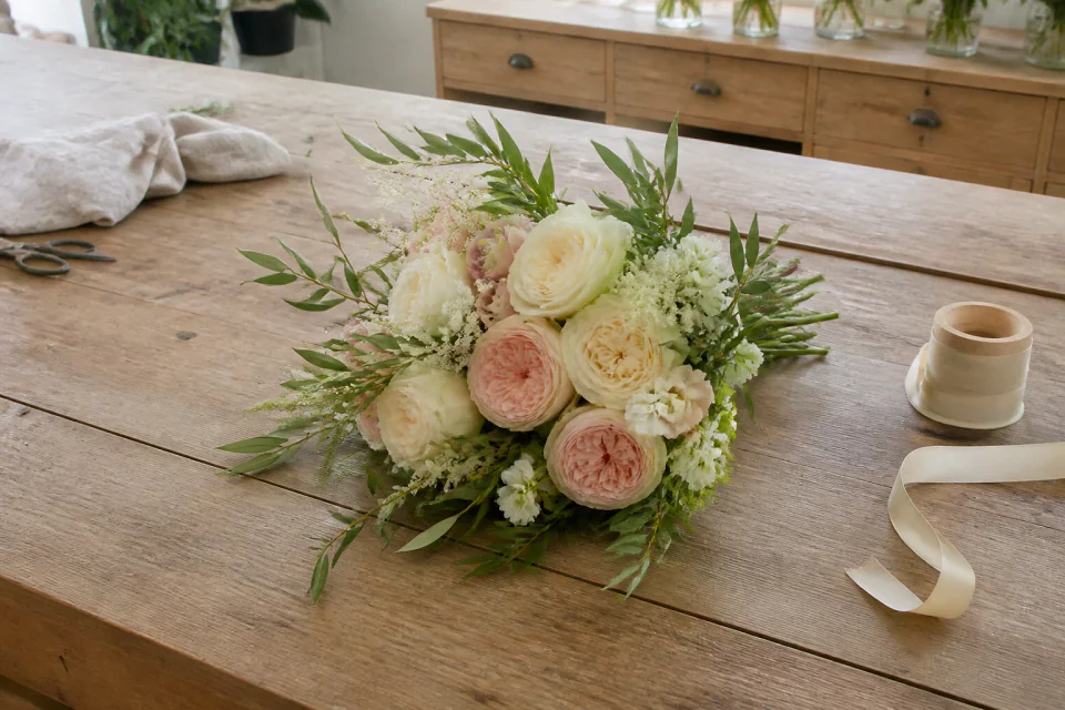 Préparation florale pour un mariage — illustration générée par IA