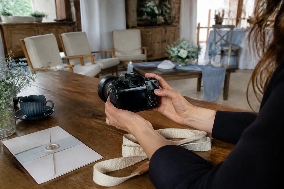 Appareil photo et accessoires de reportage de mariage — illustration générée par IA