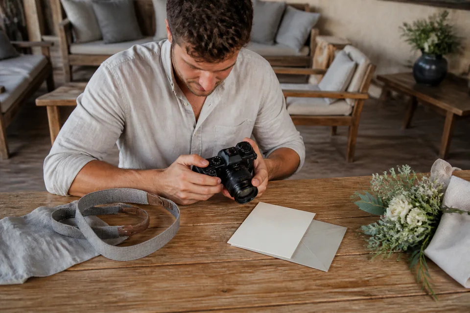 Appareil photo et accessoires de reportage de mariage — illustration générée par IA