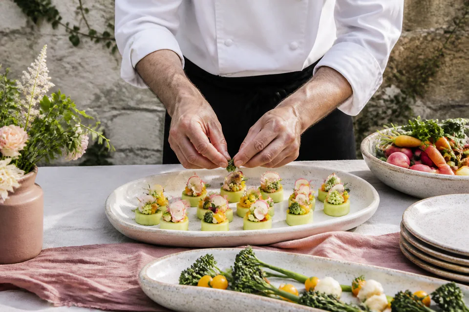 Préparations salées pour un cocktail de mariage — illustration générée par IA