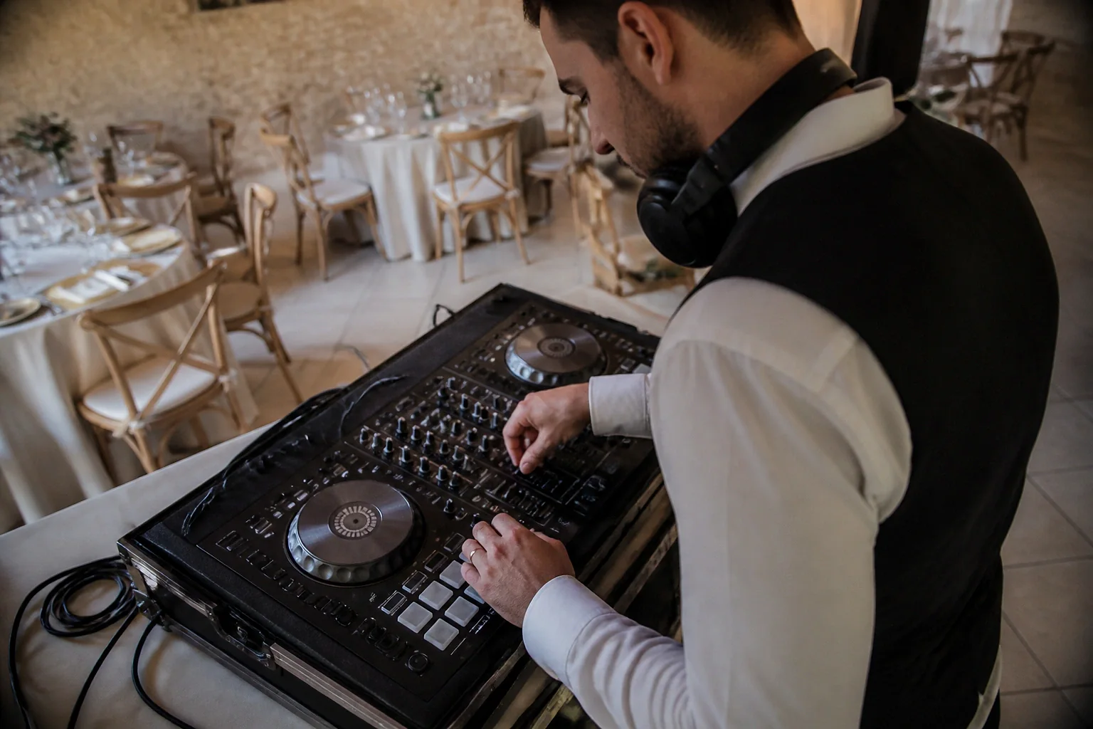 Préparation musicale d’une soirée de mariage — illustration générée par IA