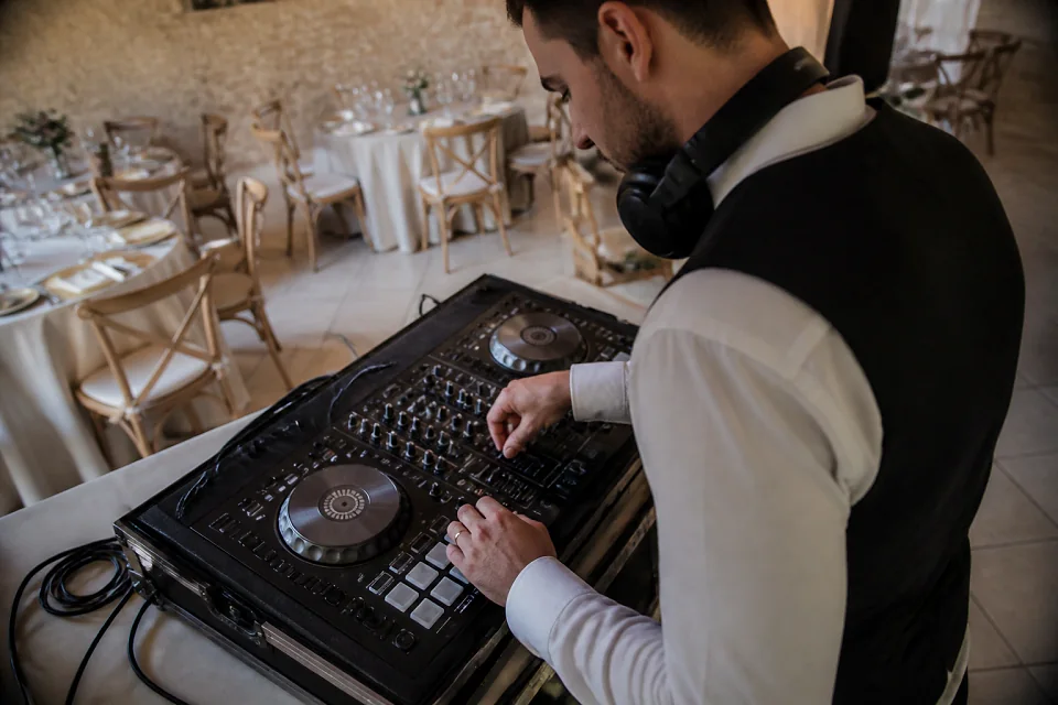 Préparation musicale d’une soirée de mariage — illustration générée par IA