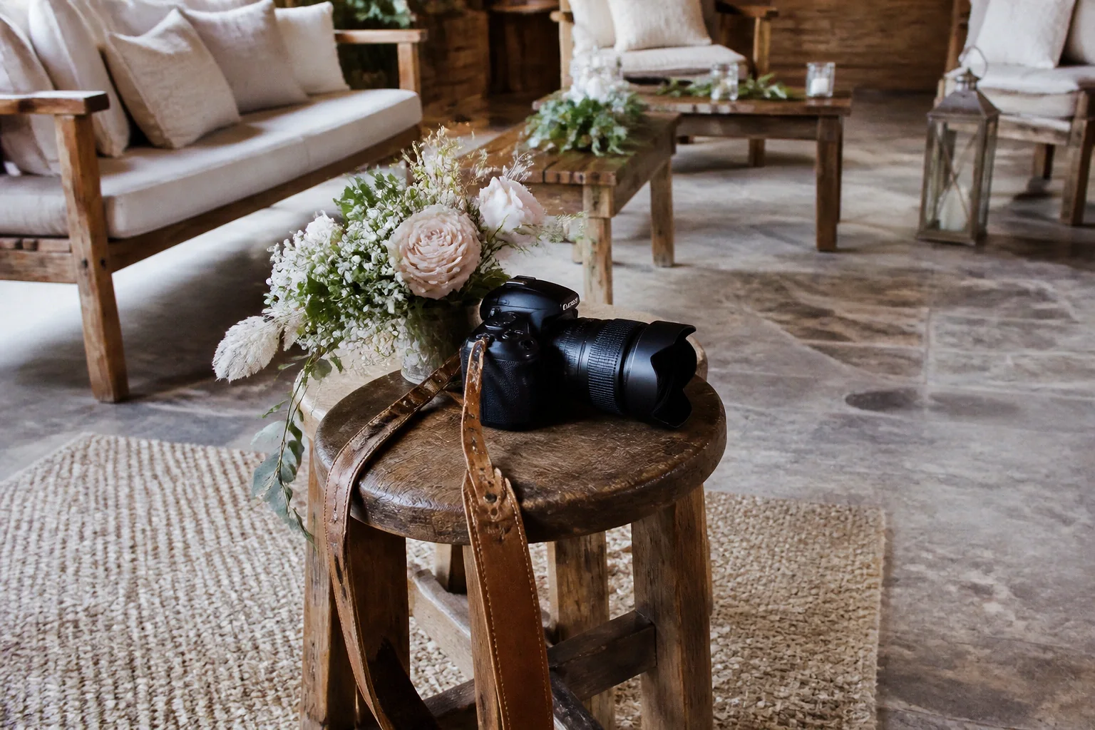 Appareil photo et accessoires de reportage de mariage — illustration générée par IA