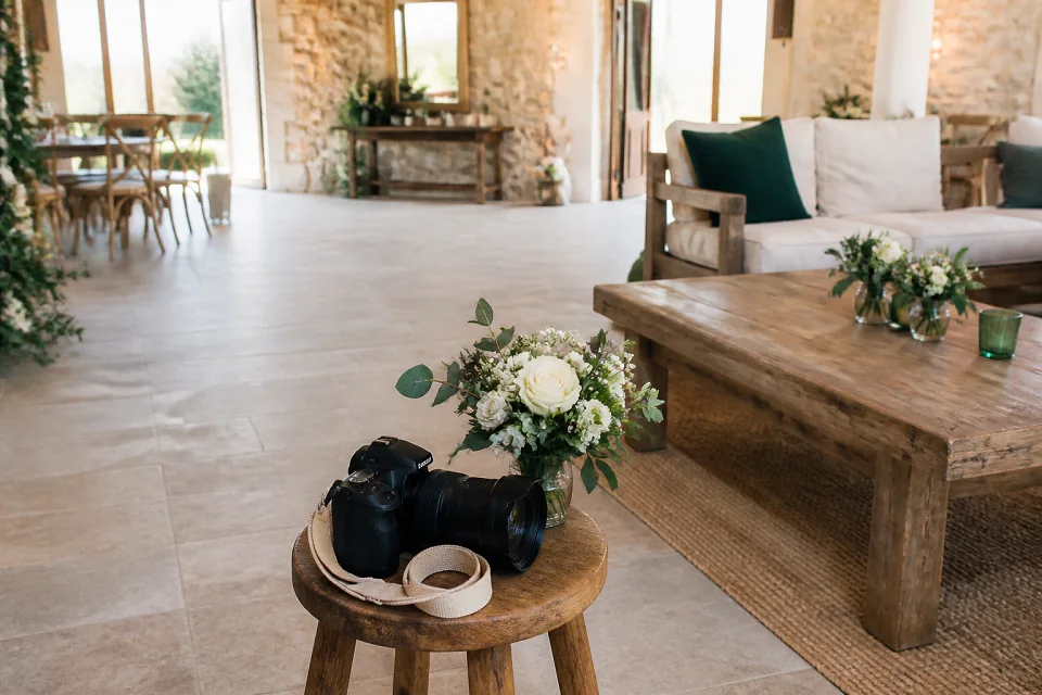 Appareil photo et accessoires de reportage de mariage — illustration générée par IA