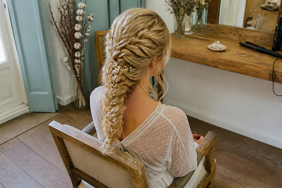Coiffure de cérémonie vue pendant la préparation — illustration générée par IA