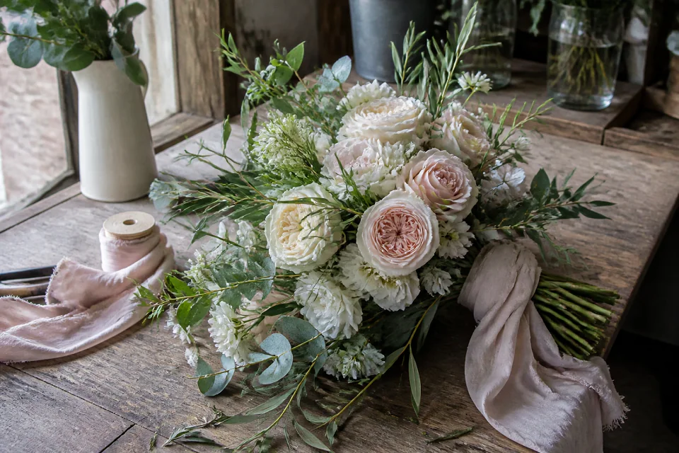 Préparation florale pour un mariage — illustration générée par IA
