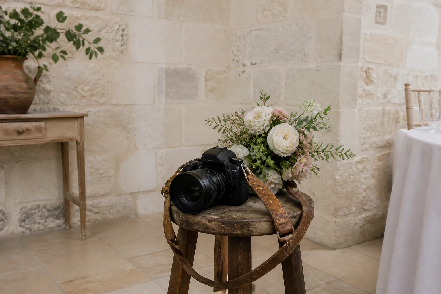 Appareil photo et accessoires de reportage de mariage — illustration générée par IA